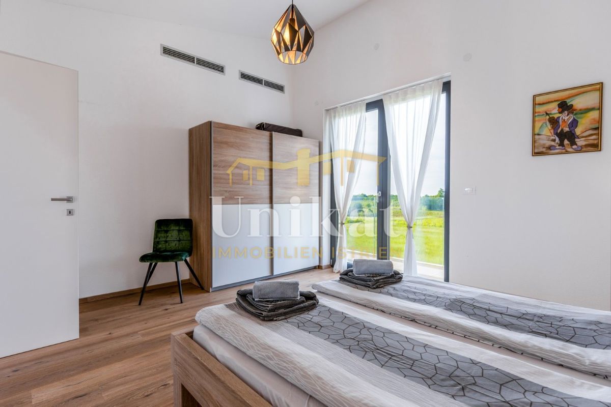 Luksuzna hiša z garažo v kleti - 3 km do morja